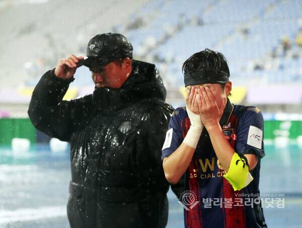 수원FC위민 박영길감독-지소연, 팬들에게 눈물로 진심으로 인사.2026.5.20.