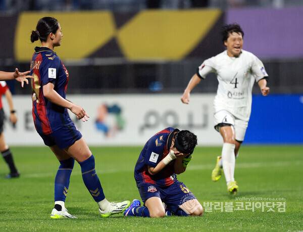 "남북 화해"와 스포츠 정신 사이… 비 내린 수원에서 충돌한 두 개의 응원...사진은 수원FC위민 지소연이 PK를 실축 후 자책하는 모습.(사진=김경수 기자/ 발리볼코리아닷컴. 2026.5.20.)