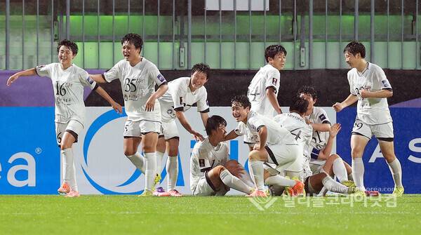 "남북 화해"와 스포츠 정신 사이… 비 내린 수원에서 충돌한 두 개의 응원...사진은 내고향 여자축구팀이 역전골을 성공시키고 기뻐하는 모습.(사진=김경수 기자/ 발리볼코리아닷컴. 2026.5.20.)