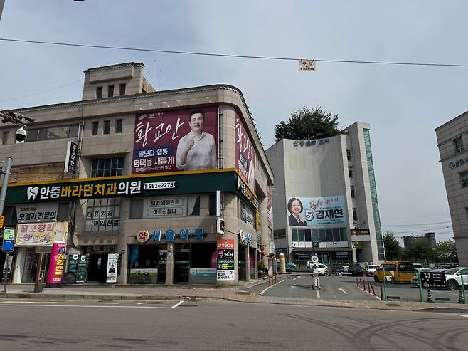 경기 평택을 재선거 (서울=연합뉴스) 박재하 기자 = 6·3 지방선거와 함께 치러지는 경기 평택을 재선거는 여야 후보 간 5파전 경쟁 구도가 형성됐다. 경기 평택 안중오거리 인근 건물에 출마자들의 현수막이 걸려있다. 2026. 5. 19
jaeha67@yna.co.kr