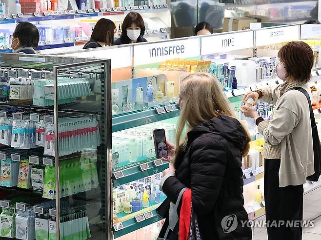 한국 화장품 고르는 외국인들 (서울=연합뉴스) 강민지 기자 = 남미가 'K-뷰티' 신시장으로 부상 중이다. 한국무역협회 국제무역통상연구원의 '남미 뷰티 수입시장 분석 및 현지 진출 확대 방안' 보고서에 따르면 지난해 남미의 뷰티 수입은 41억3천만달러로, 2021년 이후 연평균 4.7% 가량 꾸준히 증가하고 있다. 사진은 24일 서울의 한 올리브영 매장에서 외국인들이 화장품을 고르는 모습. 2025.11.24 mjkang@yna.co.kr