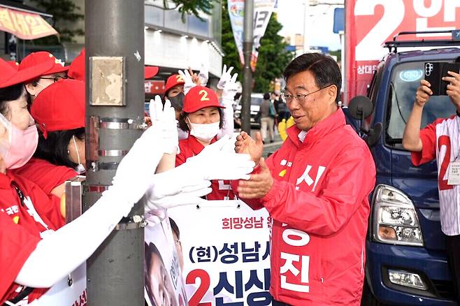 ▲ 신상진 성남시장 후보가 지난 12일 6·3지방선거 출정식에서 지지 운동원들과 인사를 나누고 있다. /사진제공=신상진 캠프