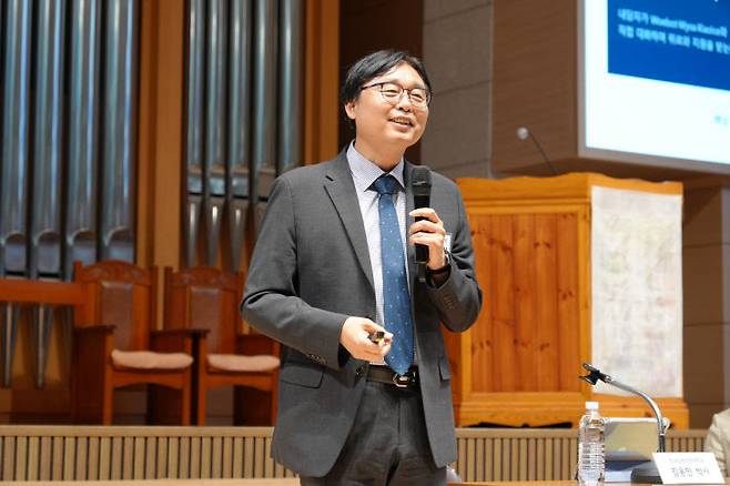 김용민 박사(한국침례신학대)가 5월 16일 한국목회상담협회 봄 학술대회에서 'AI 상담의 윤리'를 주제로 강연하고 있다. (사진=한목협 제공)