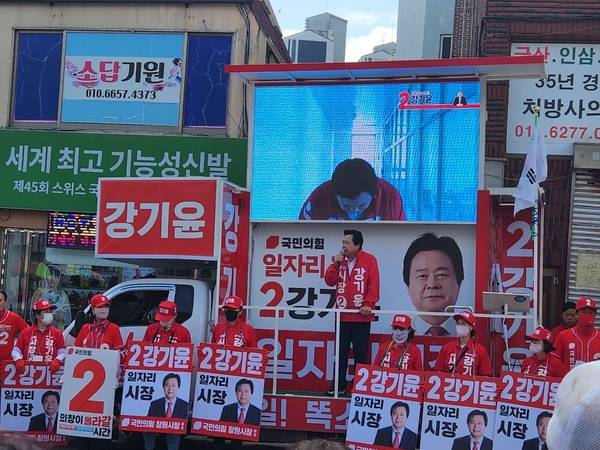 국민의힘 강기윤 창원시장 후보가 22일 창원시 의창구 소답시장에서 창원의창구 출정식을 하며 유세를 하고 있다. /우귀화 기자