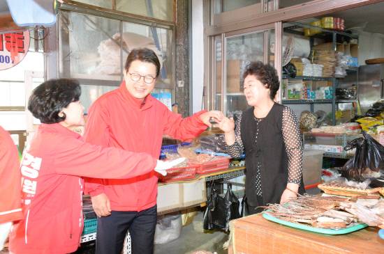 22일 진주 서부시장을 찾은 국민의힘 신동욱 최고위원이 상인과 인사하고 있다. 정희성기자