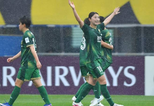 시오코시 유즈호(도쿄 베르디)가 20일 수원 장안구 수원종합운동장에서 열린 아시아축구연맹(AFC) 여자 챔피언스리그(AWCL) 4강전에서 멜버른 시티를 상대로 득점한 뒤 기뻐하고 있다. 사진=AFC