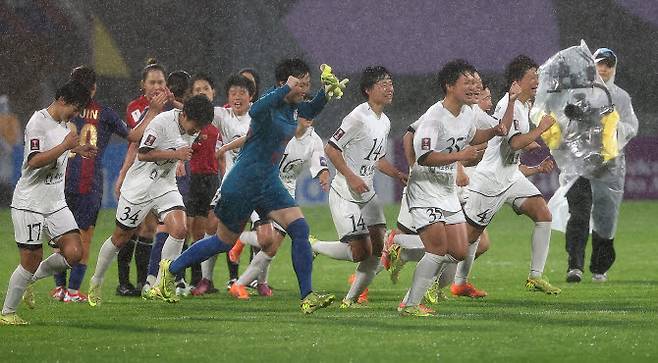 20일 수원 장안구 수원종합운동장에서 열린 아시아축구연맹(AFC) 여자 챔피언스리그(AWCL) 4강에서 수원FC 위민에 승리한 내고향여자축구단이 경기 후 환호하고 있다. 사진=연합뉴스