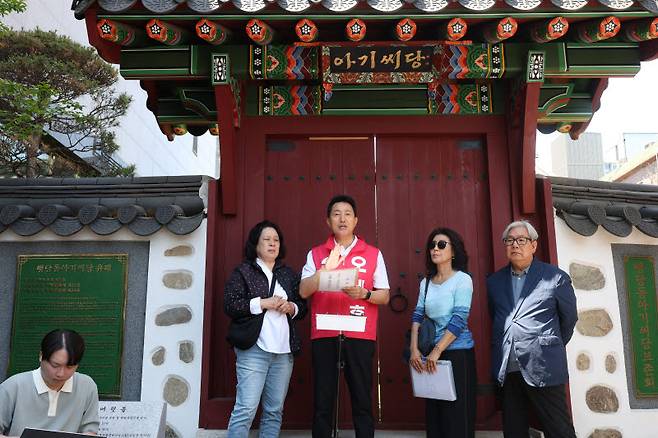 오세훈 국민의힘 서울시장 후보가 22일 서울 성동구 행당동 아기씨당 앞에서 행당 7구역 아기씨굿당 피해주민 현장간담회를 열고 관련 입장을 밝히고 있다. (사진=뉴시스)