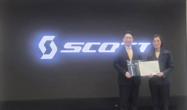 이상현 대한사이클연맹 회장이 성래은 영워무역 부회장에게 세계사이클연맹(UCI) 회장의 감사 친서를 전달하고 있다. 사진=대한사이클연맹