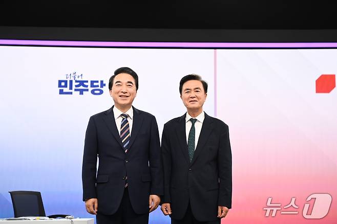박수현 더불어민주당 후보(왼쪽)와 김태흠 후보가 대전MBC 후보 토론에 앞서 기념촬영을 하고 있다.(독자 제공. 재판매 및 DB금지)/뉴스1