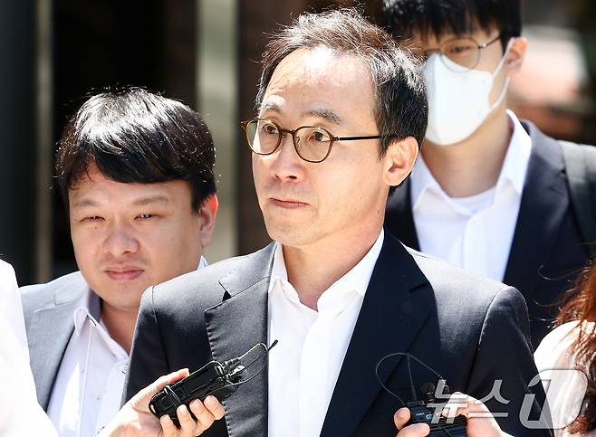 윤석열 정부의 대통령 관저 이전 과정에서 예산을 불법 전용한 의혹과 관련해 직권남용 혐의를 받는 김오진 전 대통령실 관리비서관이 22일 서울 서초구 서울중앙지방법원에서 열린 구속 전 피의자 심문(영장실질심사)을 마치고 법정을 나서고 있다. 2026.5.22 ⓒ 뉴스1 최지환 기자