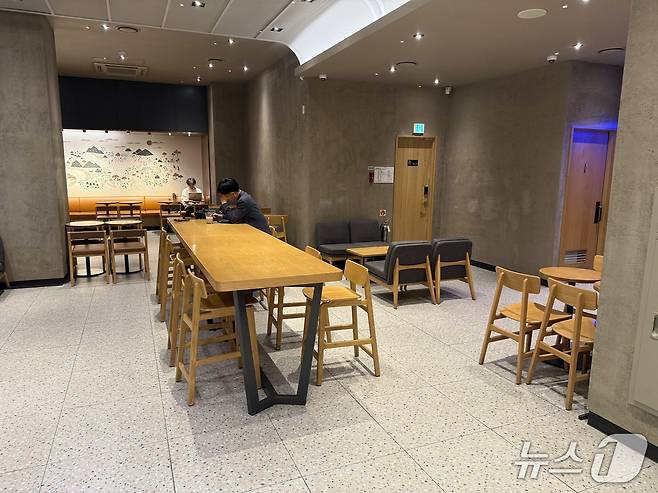 22일 오후 서울시청 인근 스타벅스 매장이 한산한 모습을 보이고 있다. ⓒ 뉴스1