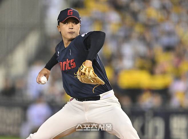 롯데 투수 박정민이 15일 서울 잠실구장에서 열린 2026 KBO리그 두산전 8회 역투하고 있다. 잠실 | 최승섭기자 thunder@sportsseoul.com