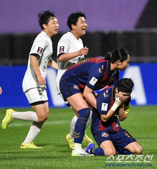 20일 수원종합운동장에서 열린 2025-2026시즌 아시아축구연맹(AFC) 여자 챔피언스리그(AWCL) 내고향여자축구단과 수원FC위민의 준결승전. 수원FC위민 지소연이 페널티킥을 실축한 뒤 자책하고 있다. 수원=박재만 기자 pjm@sportschosun.com/2026.05.20/