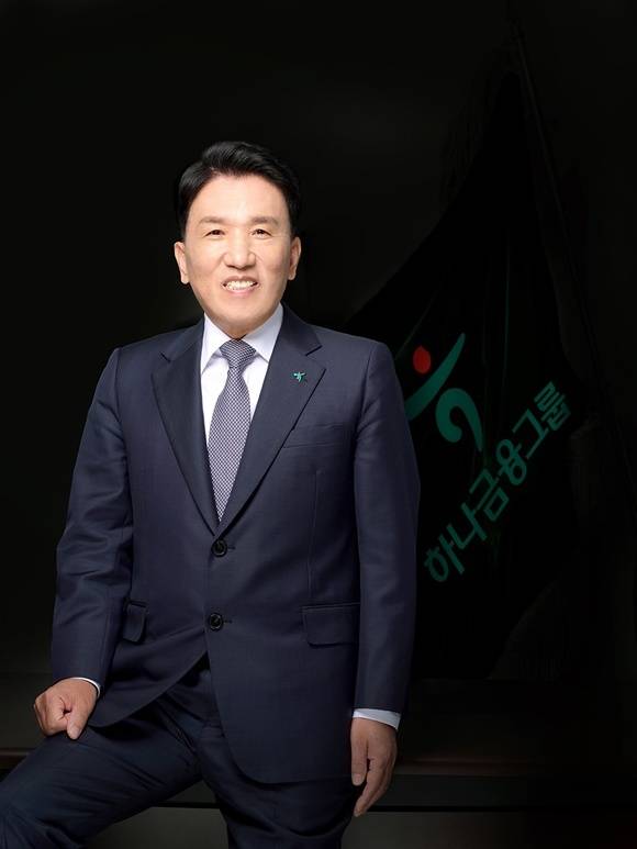 하나은행의 외국환 역량과 두나무의 블록체인 인프라를 결합해 해외송금, 원화 스테이블코인, 디지털 자산관리로 이어지는 새 금융 수익모델을 만들 수 있느냐에 관심이 쏠린다. 사진은 함영주 하나금융 회장. /하나금융그룹