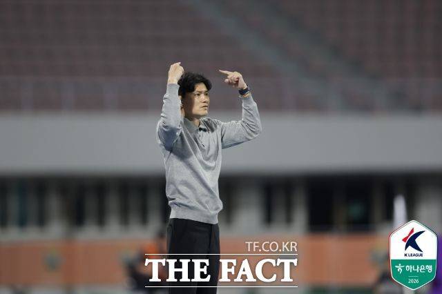 강원FC 정경호 감독이 지난 17일 K리그1 울산HD와의 홈경기에서 경기도중 선수들에게 전술지시를 하고 있다./ 강릉=K리그