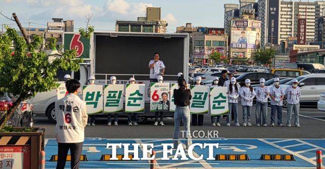 박필순 후보 유세 현장. 지지자가 지원 유세를 하고 있다. /김영신 기자