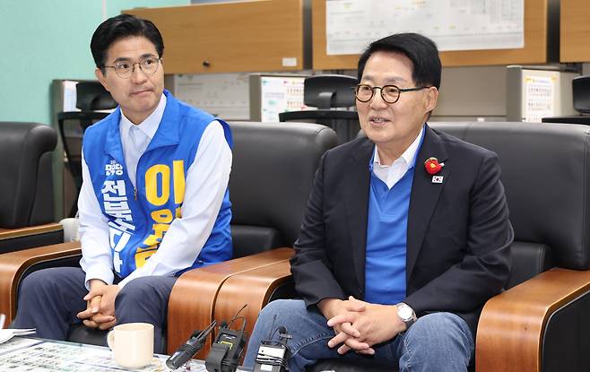 박지원 더불어민주당 국회의원(오른쪽)과 이원택 전북도지사 후보가 22일 전북 전주시 전북특별자치도의회 기자실을 찾아 간담회를 하고 있다./뉴스1