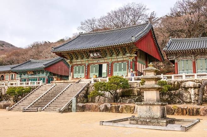 금정산 범어사 대웅전과 삼층석탑. 연합뉴스 제공