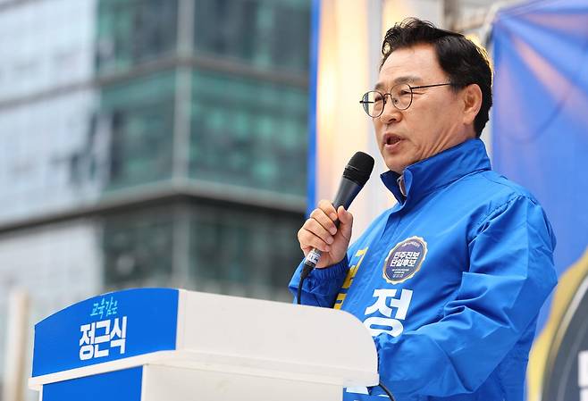 정근식 서울교육감 후보가 21일 오후 서울 용산역 광장에서 열린 공식 선거운동 출정식에서 지지를 호소하고 있다. 뉴시스