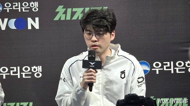 유병준 감독대행이 22일 서울 종로구 롤파크 LCK 아레나에서 기자회견에 임하고 있다. 김영건 기자