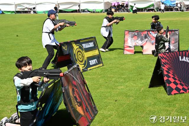 22일 광주시 G-스타디움에서 열린 '2026 경기도 청소년 진로·문화 축제'에서 청소년들이 다양한 진로, 문화 관련 체험을 하고 있다. '나는 경기도 청소년이다!' 란 슬로건으로 열린 이번 축제에선 청소년 동아리 경연대회, 스포츠동아리 한마당 등이 진행됐으며, 130여개 체험부스도 운영됐다.