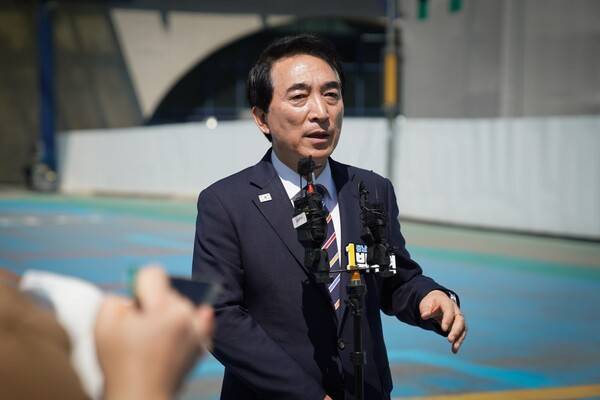▲박수현 더불어민주당 충남도지사 후보가 22일 KTX천안아산역 앞에서 언론과 인터뷰하고 있다. 사진=박수현 캠프 제공