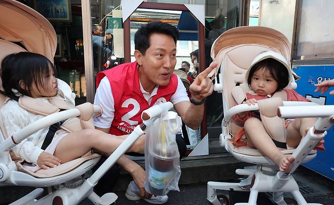 오세훈 국민의힘 서울시장 후보가 22일 용문전통시장에서 선거 유세중에 아기들을 반기고 있다. 이승환 기자