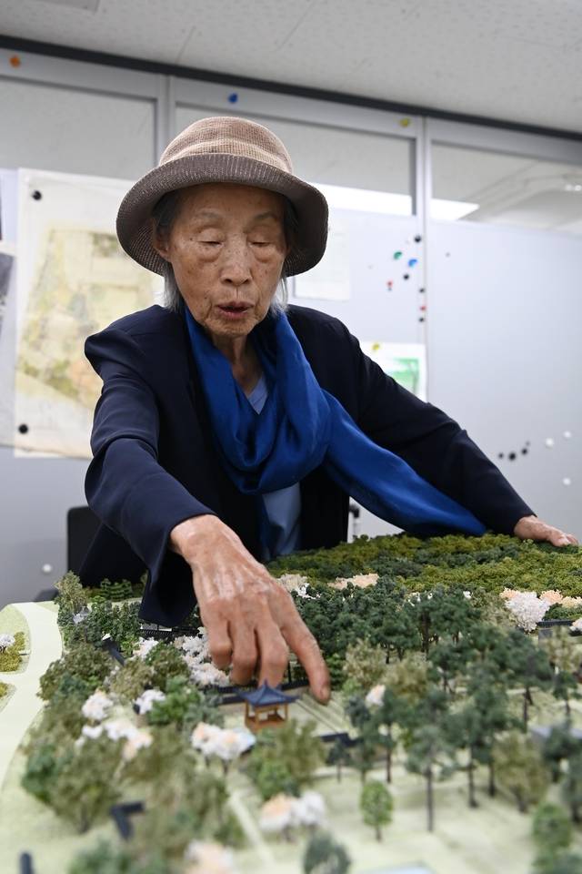 지난 19일 서울 강남구 서안 사무소에서 만난 정영선 조경가. 정 조경가가 경기 용인 호암미술관‘희원’의 모형을 보여주며 설계 당시의 이야기를 들려주고 있다. 문호남 기자