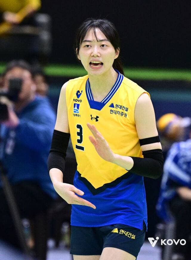 현대건설 김다인이 3월 26일 수원체육관에서 열린 2025-2026시즌 V-리그 GS칼텍스와 플레이오프 맞대결에서 팀원들과 이야기를 나누고 있다./KOVO 제공
