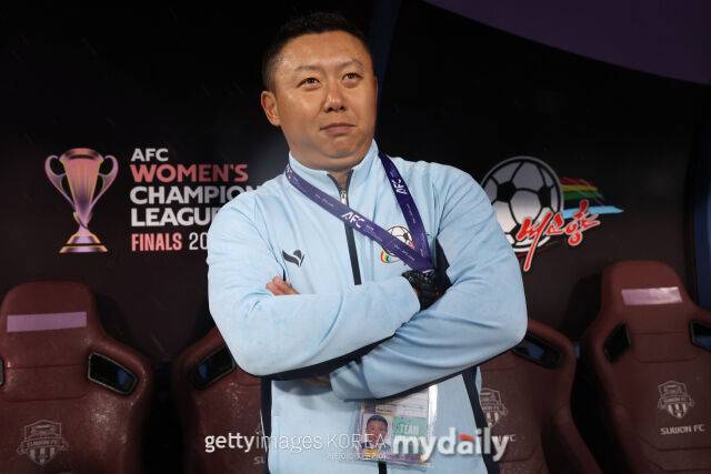내고향여자축구단의 리유일 감독이 20일 수원종합운동장에서 열린 수원FC위민과의 2025-26시즌 AWCL 4강전을 벤치에서 지켜보고 있다./게티이미지코리아