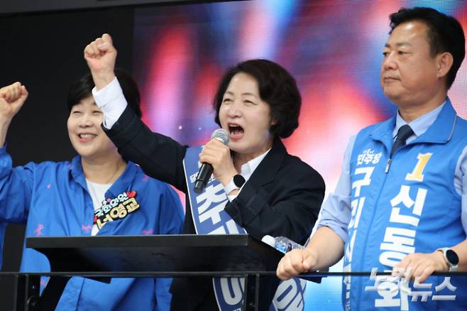 제9회 전국동시지방선거 및 국회의원 재·보궐선거의 공식 선거운동이 시작된 21일 더불어민주당 추미애 경기도지사 후보가 경기도 구리시 돌다리사거리 유세에서 지지를 호소하고 있다. 윤창원 기자