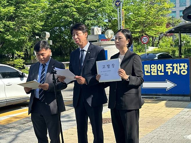이훈기(가운데) 국회의원이 기자회견에서 발언하고 있다. 박찬대 캠프 제공