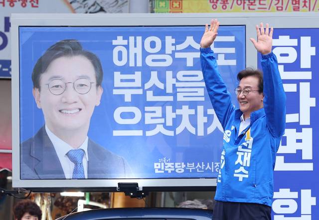 ▲더불어민주당 전재수 부산시장 후보가 21일 오후 부산 부산진구 부전역에서 출정식을 열고 유세차에 올라 손을 흔들고 있다. ⓒ연합뉴스