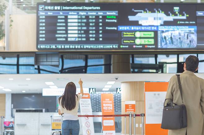 공항 출국장에서 탑승객들이 출발 시간을 확인하고 있다. 일본 전체 외국인 관광객은 감소했지만, 한국인의 일본 방문은 오히려 늘어난 것으로 나타났다. 게티이미지