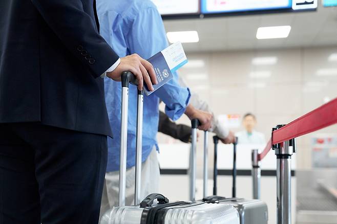 여행객들이 공항 탑승 게이트 앞에서 항공권과 여권을 확인하고 있다. 엔저와 근거리 수요 영향으로 한국인의 일본 여행 수요는 여전히 강한 흐름을 이어가고 있다. 게티이미지