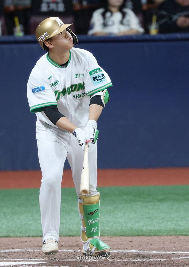 2026 신한 SOL KBO리그 키움 히어로즈 대 SSG 랜더스 경기가 21일 서울 고척스카이돔에서 열렸다. 키움 김건희가 3회말 1사 만루에서 만루 홈런을 날리고 공의 궤적을 확인하고 있다. /사진=김진경 kim.jinkyung@