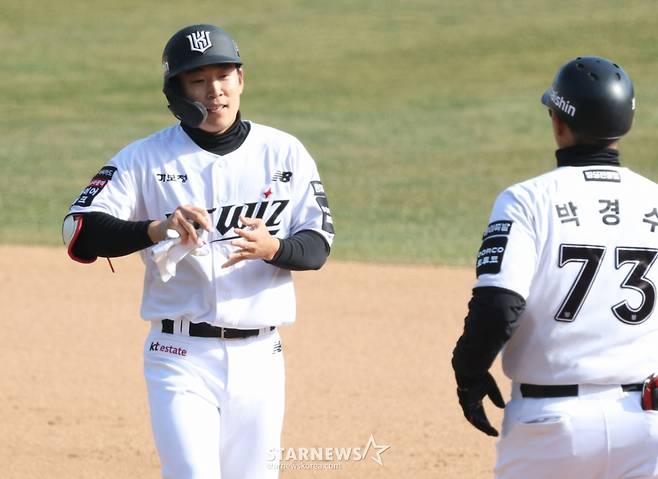 2026 신한 SOL Bank KBO리그 시범경기 KT 위즈 대 키움 히어로즈 경기가 19일 수원 KT위즈파크에서 열렸다. KT 류현인이 8회말 2사에서 우월 2루타를 날리고 출루한 후 박경수 코치의 환영을 받고 있다. /사진=김진경 대기자