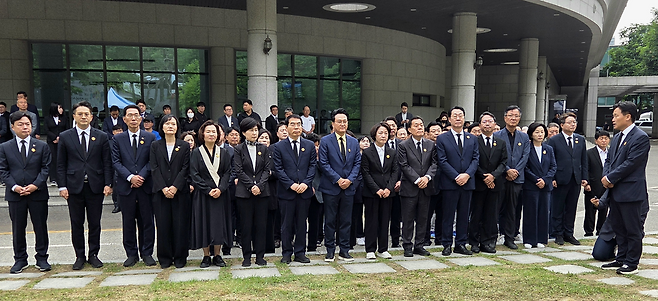▲ 추미애 더불어민주당 경기도지사 후보와 민주당 관계자들이 23일 오전 수원시 연화장에서 열린 고 노무현 전 대통령 서거 17주기 추모 행사에 참석하고 있다./박다예 기자 pdyes@incheonilbo.com