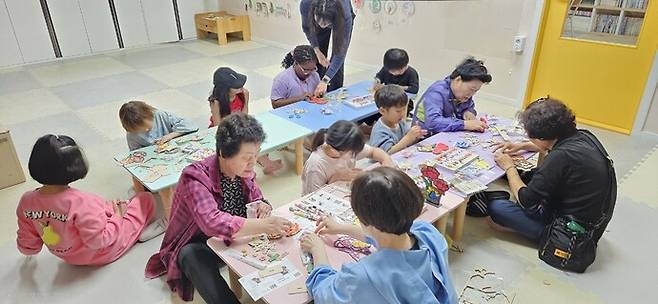 평택시 지산동 지역사회보장협의체가 지난 11일 가정의 달을 맞아 지역 아동들을 대상으로 '가정의 달 아이템 만들기' 프로그램을 진행했다. 사진=평택시청