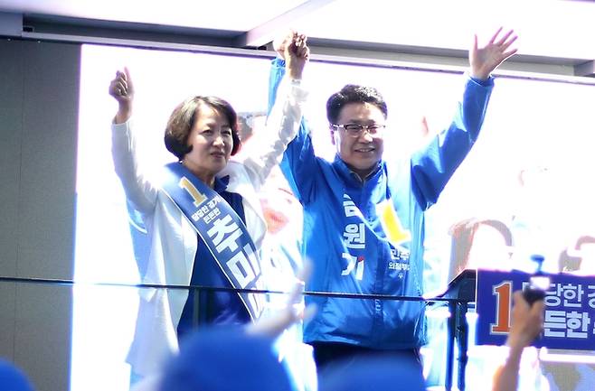 22일 민락2지구 로데오거리에서 추미애 경기도지사 후보와 김원기 의정부시장 후보가 선거승리를 다짐하고 있다. 김원기 후보 선거사무실