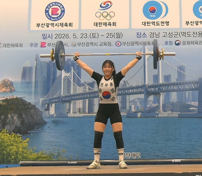 23일 경남 고성역도경기장서 열린 제55회 전국소년체육대회 역도 여자 15세이하부 55kg급 경기서 노지은(선부중)이 인상 경기를 하고 있다 사진=선부중학교