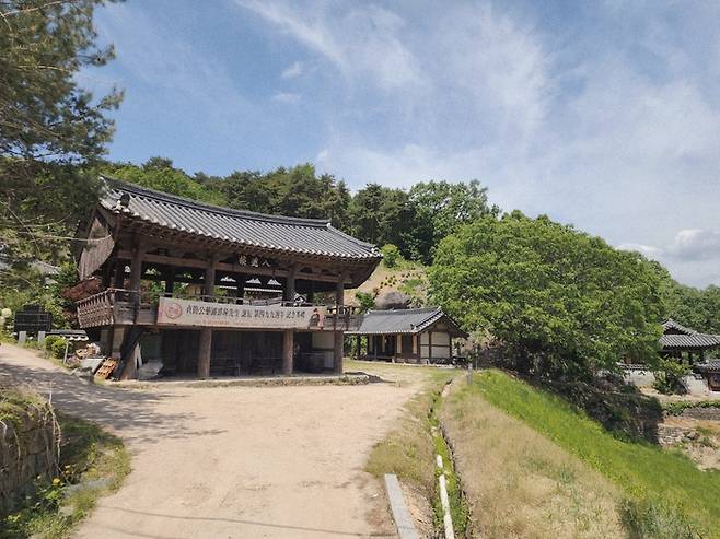 도정서원은 옛 선비들의 수업공간인 서원 문루인 입덕루 강당의 모습. <장석원기자>