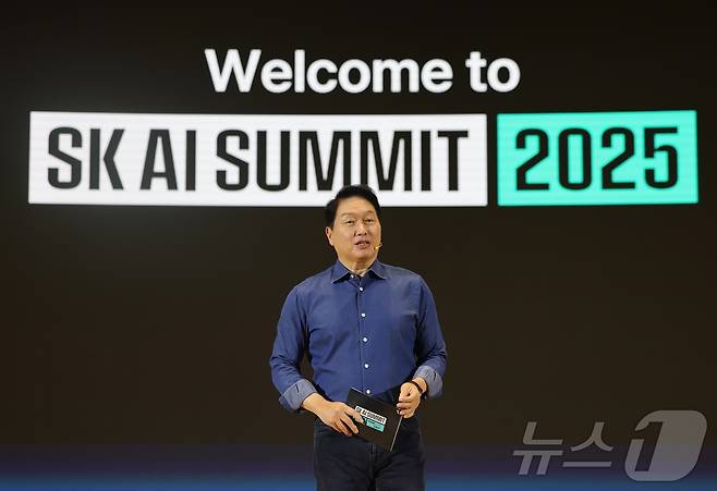최태원 SK그룹 회장이 지난 2025년 11월3일 서울 강남구 코엑스 오디토리움에서 열린 'SK AI 서밋 20 25' 키노트 세션에서 'AI Now & Next'를 주제로 기조연설을 하고 있다. (공동취재) 2025.11.3 ⓒ 뉴스1 황기선 기자