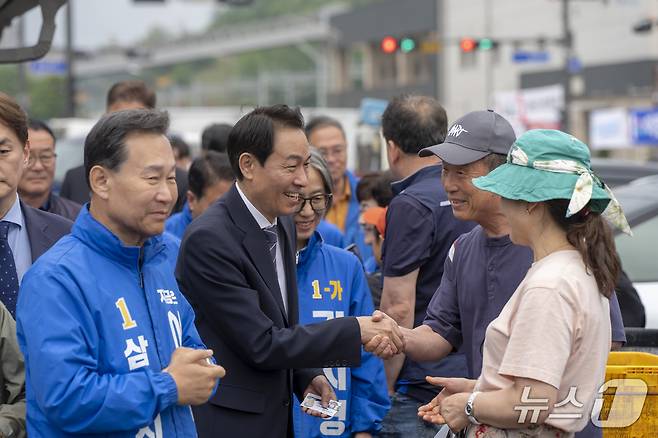 지방선거 공식선거운동 첫 주말인 23일 우상호 더불어민주당 강원도지사 후보가 삼척에서 시민들과 만나고 있다.(우상호 후보 캠프 제공, 재판매 및 DB 금지) 2026.5.23/뉴스1