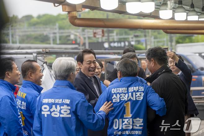 지방선거 공식선거운동 첫 주말인 23일 우상호 더불어민주당 강원도지사 후보가 삼척지역 출마자들과 환담을 나누고 있다.(우상호 후보 캠프 제공, 재판매 및 DB 금지) 2026.5.23/뉴스1