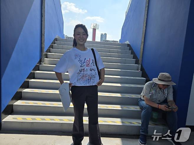 23일 오후 수원종합운동장에서 열린 '2025~26 아시아축구연맹(AFC) 여자 챔피언스리그(AWCL)' 결승에서 북한팀 응원하는 관중 모습. ⓒ 뉴스1 유민주 기자