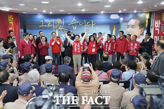 박민식 국민의힘 부산 북구갑 국회의원 재보궐선거 후보와 배우자 배정혜 씨가 10일 부산 북구의 한 건물에서 진행된 선거사무소 개소식에서 인사를 하고 있다. /박민식 캠프