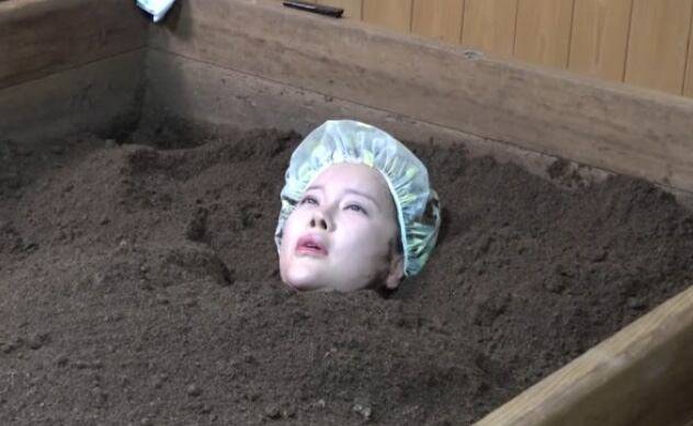가수 백지영이 효소 찜질을 하는 모습. ‘아줌마식’ 건강 관리는 요즘 젊은 세대에게도 인기다. /SNS
