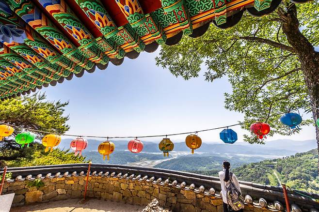 대성산 해발 500여 m 기암절벽에 자리한 '정취암'은 산청 9경 중 8경에 꼽힐 정도로 전망이 수려하다. 절 마당에 서면 산 전망대가 부럽지않다. / 이신영 영상미디어 기자